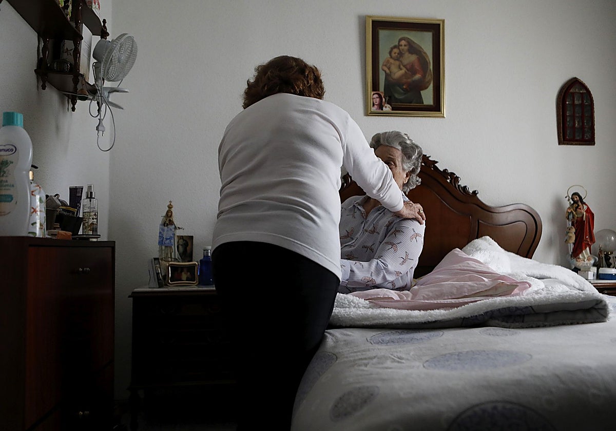 Una cuidadora atendiendo a un familiar