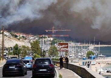 Un incendio obliga a confinar a miles de personas y a cerrar el aeropuerto en Marsella