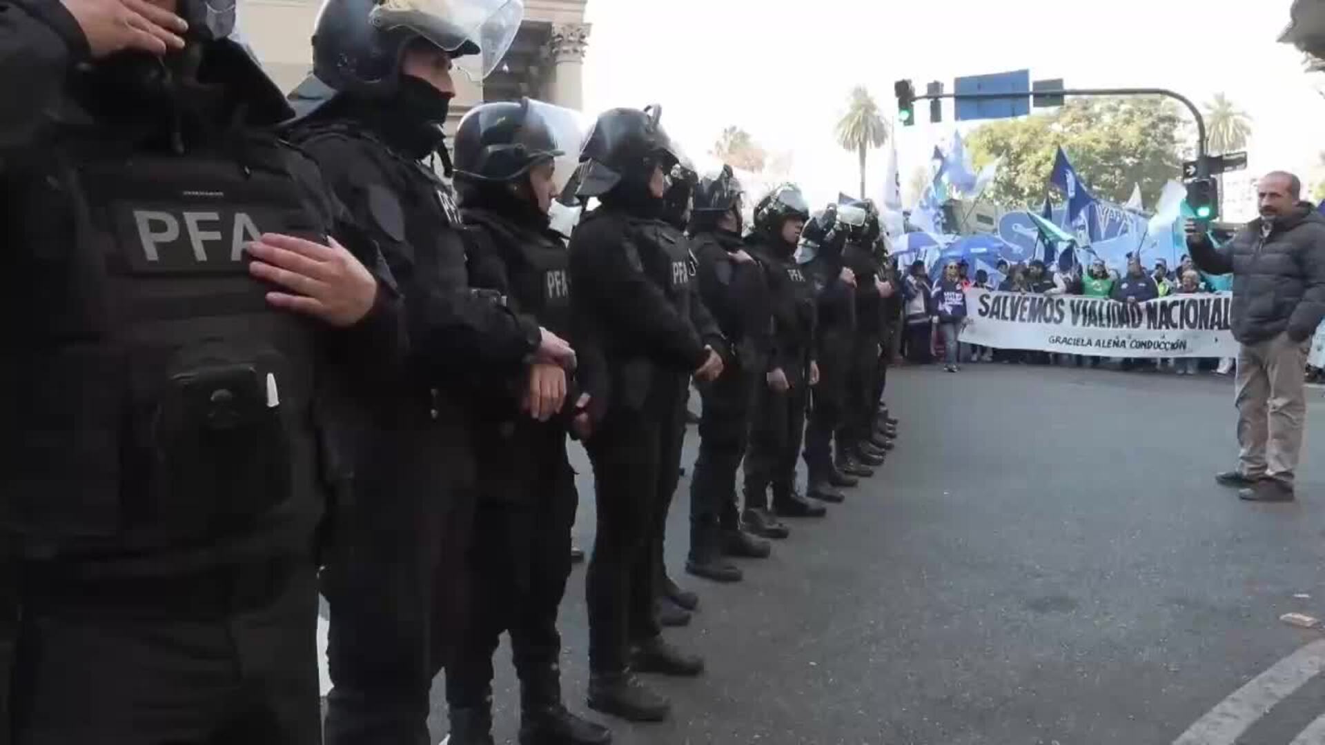 Trabajadores viales protestan contra la disolución de Vialidad Nacional ...