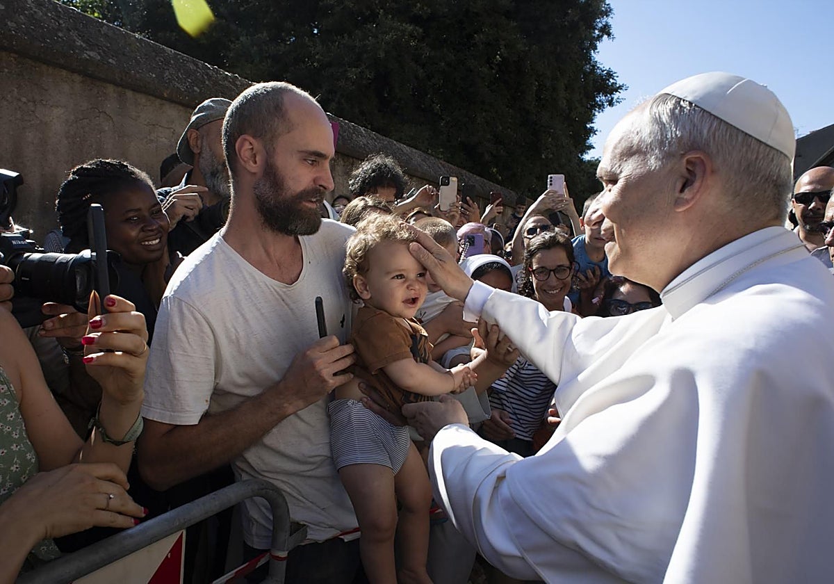 El Papa saluda a los fieles congregados en Castel Gandolfo a su llegada este domingo para sus vacaciones