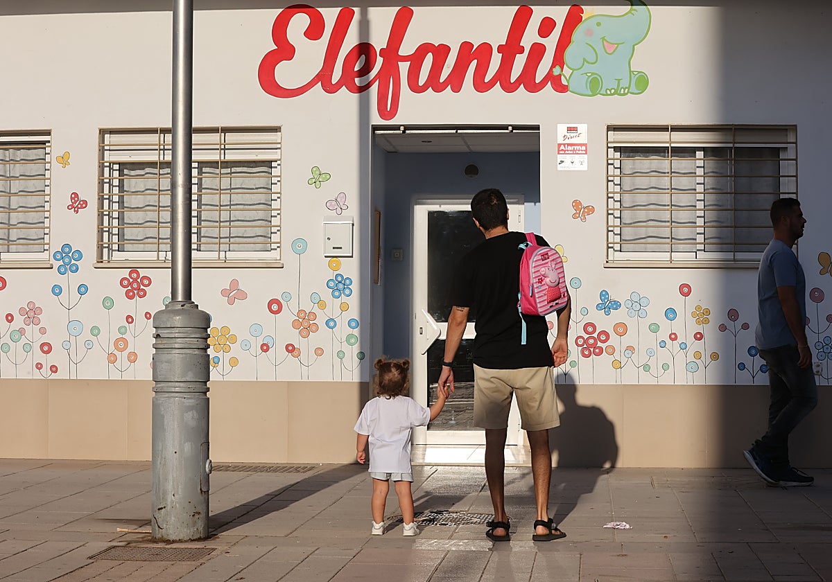 Un padre lleva a su hija al centro de 0 a 3 años en septiembre