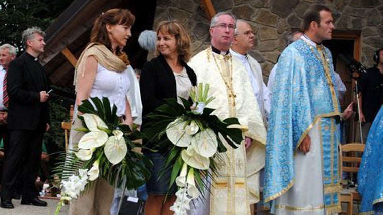 Katka e Ivetka en el santuario de Litmanová en agosto de 2010, cuando se celebraban dos décadas de la primera visión