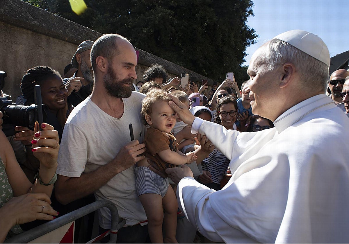 El Papa Francisco bendice a los fieles a su llegada a Castel Gandolfo