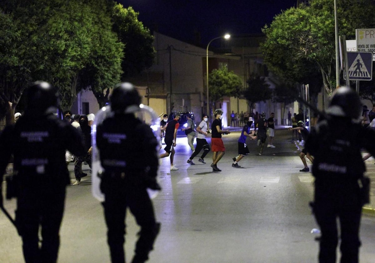 Una de las cargas policiales en Torre pacheco durante la madrugada del domingo