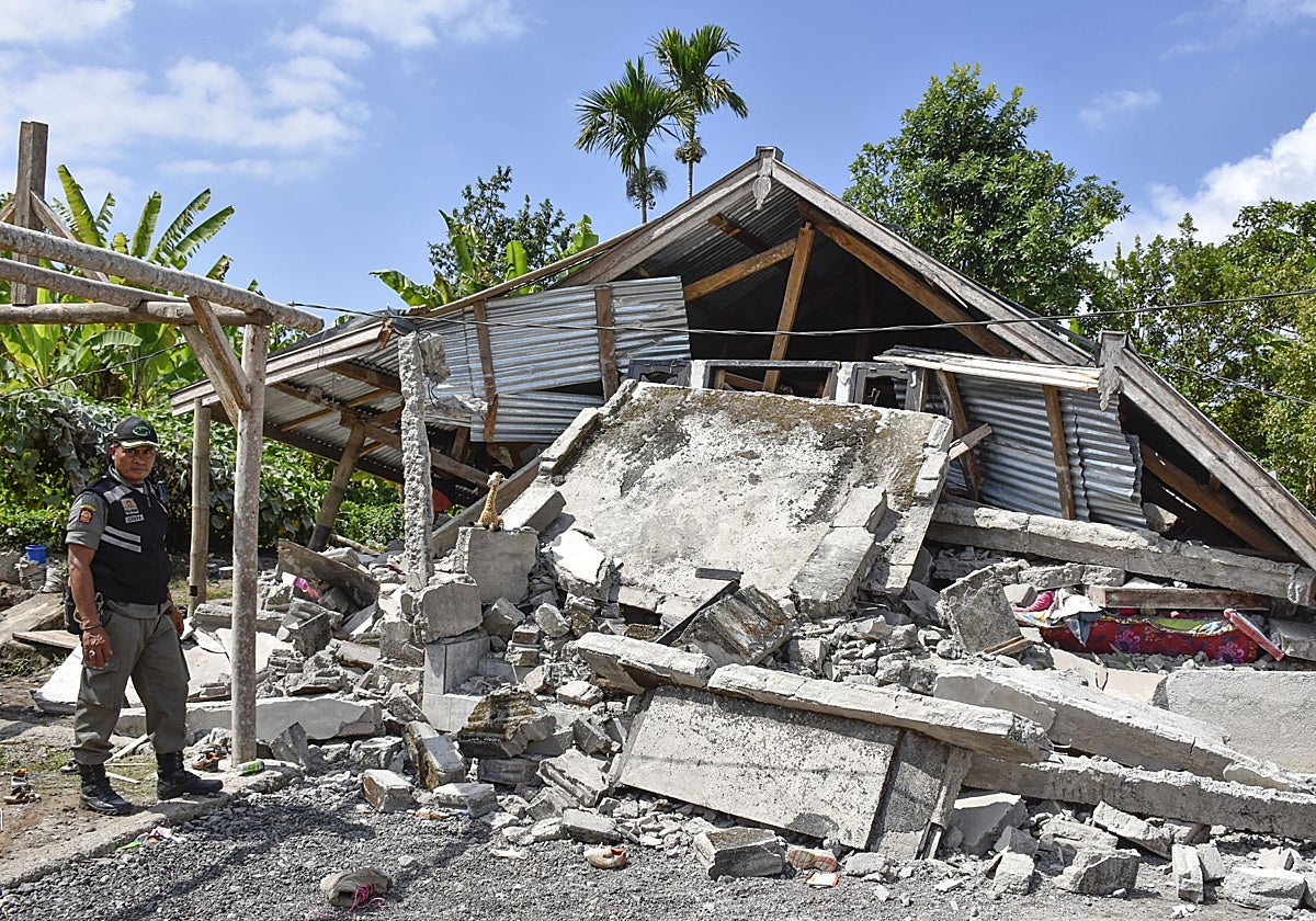 Vista de una casa derrumbada después de un terremoto en Lombok, Indonesia, el 29 de julio de 2018.