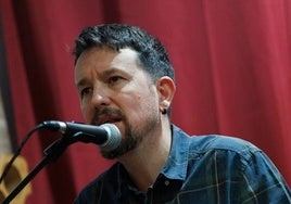 Pablo Iglesias presenTANDO su libro «Enemigos íntimos», en la taberna Garibaldi, en el mes de abril