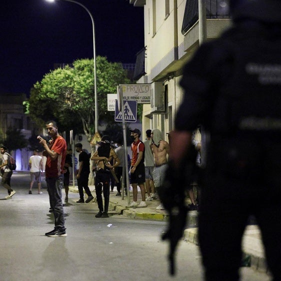 Una hora y media de violencia en la tercera noche en vela de Torre Pacheco: «Viene gente de fuera a pegarse con críos»