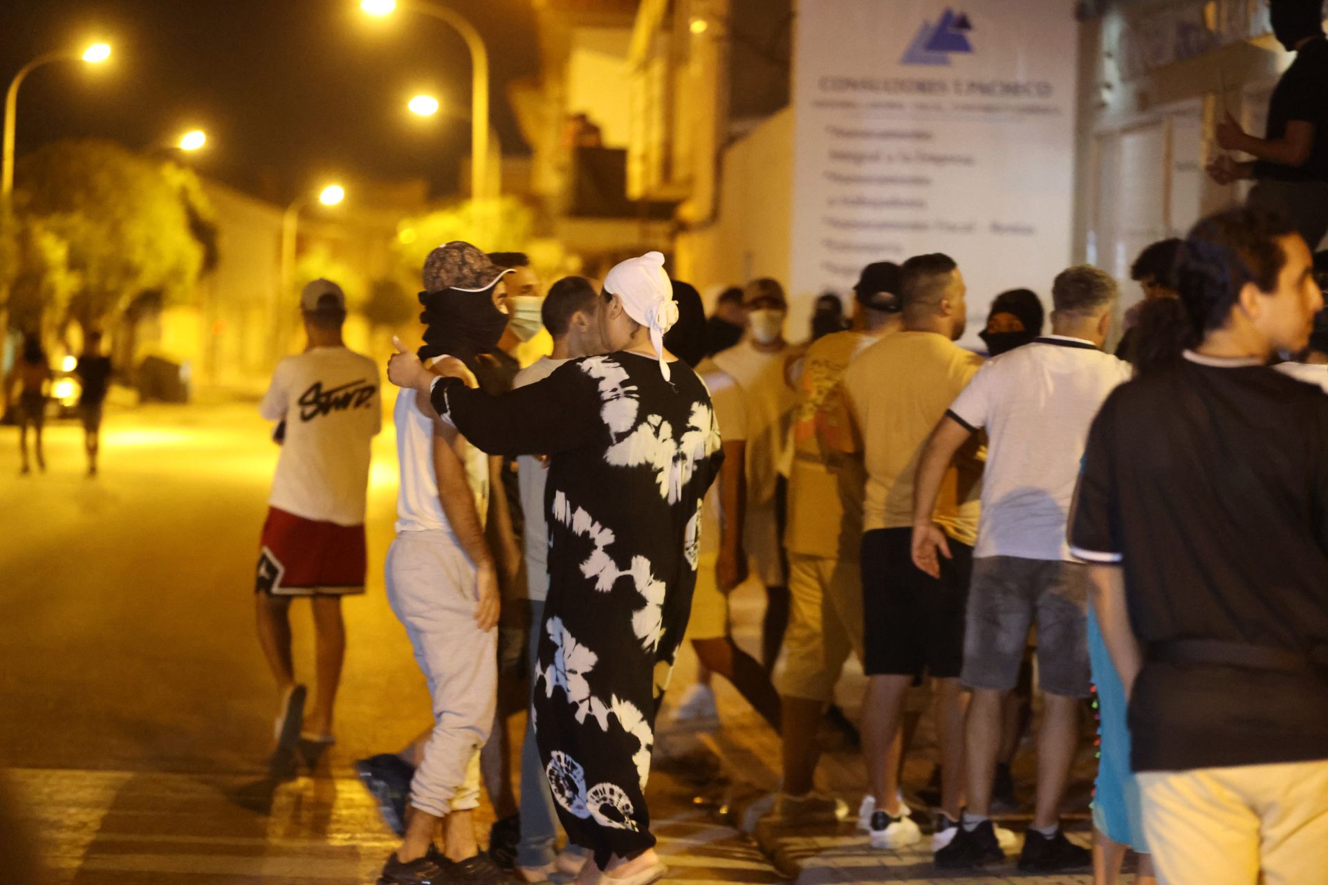 La cuarta noche de tensión es cosa de medio centenar de jóvenes en su mayoría marroquís del propio municipio que cubren sus rostros con pañuelos, mascarillas y pasamontañas.