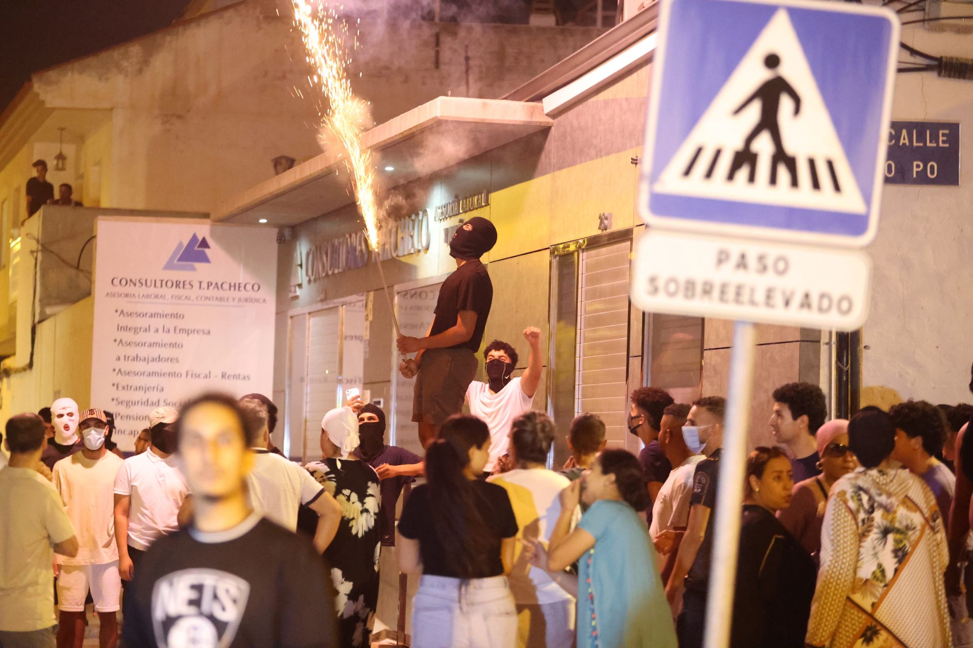 Los participantes hacen caso omiso a los adultos que les piden que dejen de generar tensión.