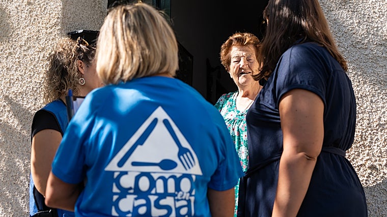 Técnicas de la Junta entregan comida a domicilio a mayores.