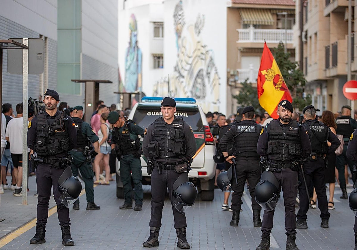 Miembros de la Guardia Civil junto a los manifestantes