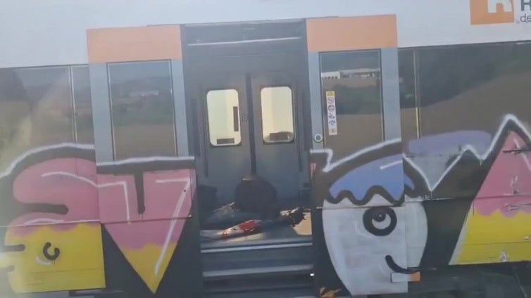 El choque de un tren y un camión interrumpe la línea R3 de Rodalies, pero no deja heridos