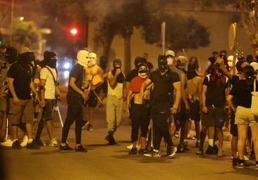 Revuelta juvenil en una noche sin ultras en Torre Pacheco: «Que les pregunten por qué van con la cara tapada»