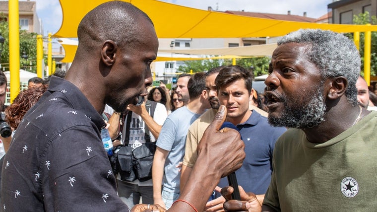 Imagen de la discusión entre Serigne Mbayé y Bertrand Ndongo este martes en Torre Pacheco