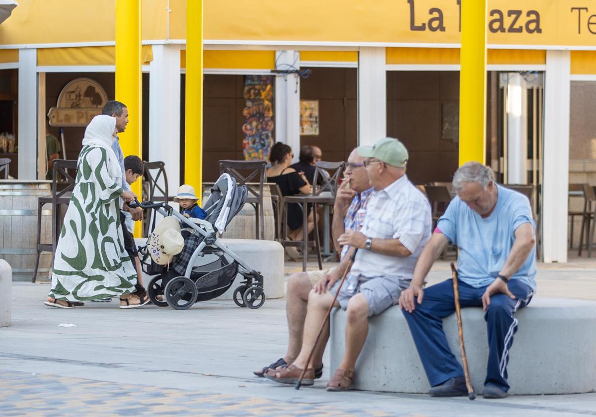 Unos vecinos de Torre Pacheco, este miércoles