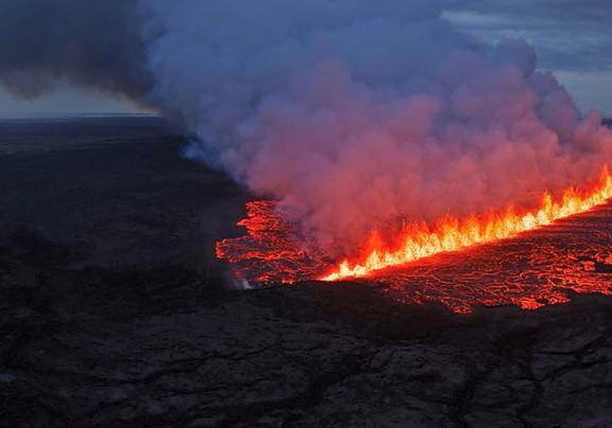 La lava emerge a través de una fisura después de una erupción volcánica cerca de Grindavik, Reykjanes.