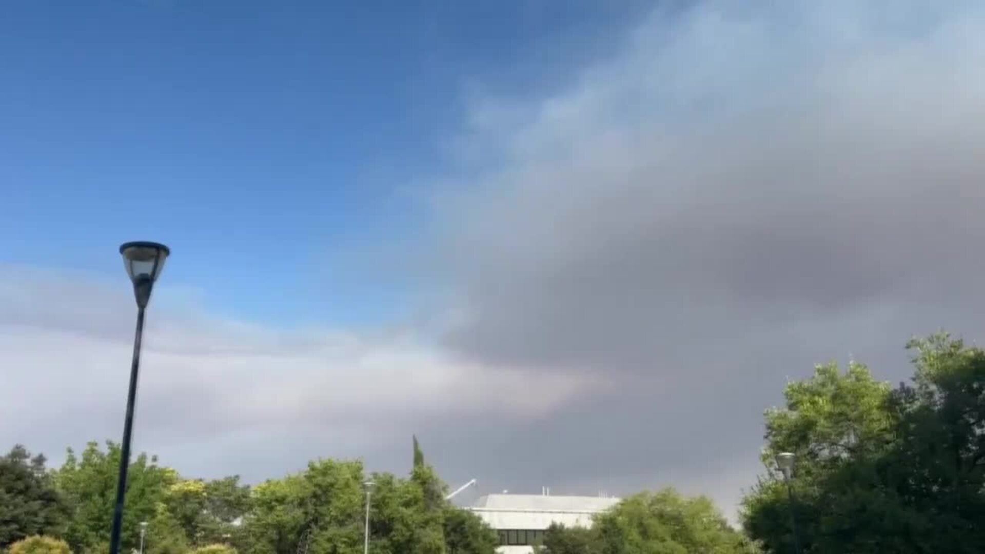 humo-y-ceniza-de-un-incendio-forestal-en-m-ntrida-toledo-llega-hasta