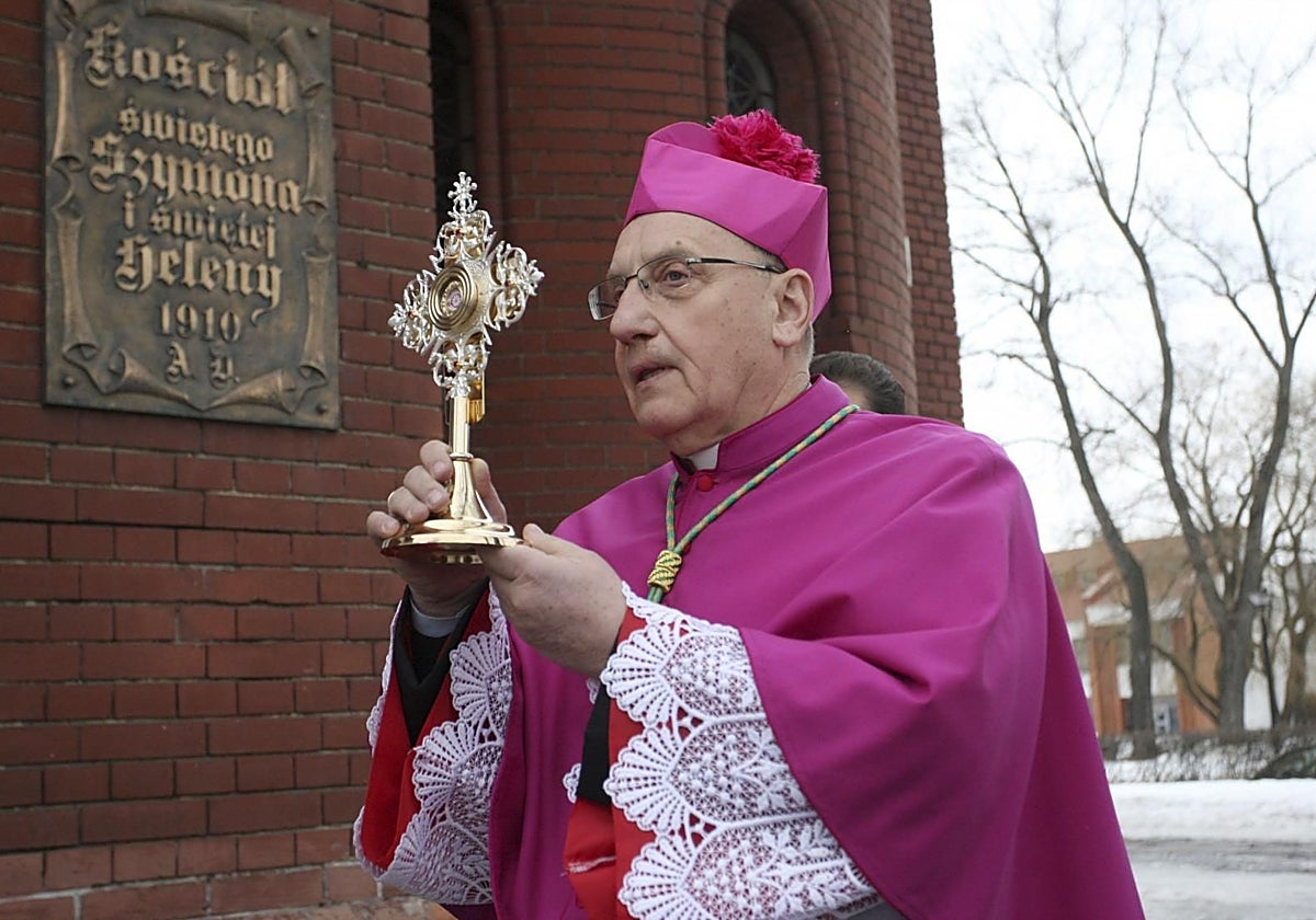 El arzobispo romano Tadeusz Kondrusiewicz en la Iglesia de San Simón y Santa Helena de Minsk, Bielorrusia