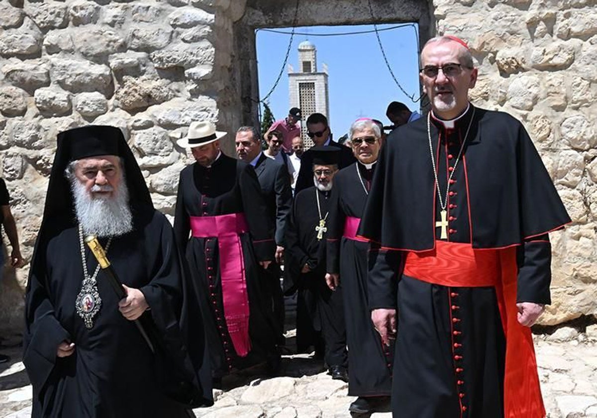 el cardenal Pierbattista Pizzaballa y el patriarca greco-ortodoxo de Jerusalén Teófilo III