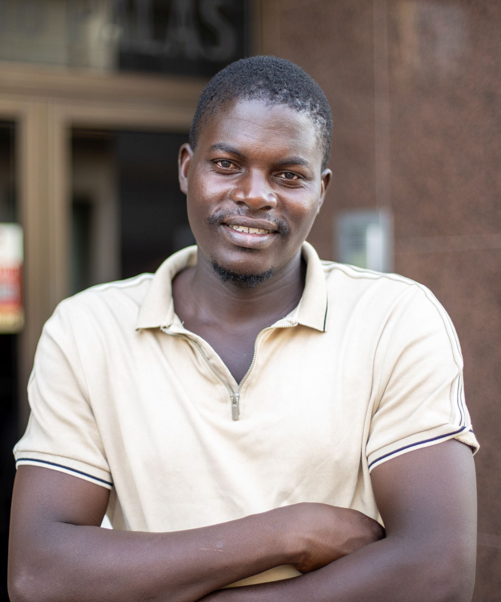 Alí vino de Malí a España en 2013, escapando de la guerra. Con 32 años, trabaja desde hace uno en el campo de Torre Pacheco, donde se encuentra muy contento, a pesar de las duras condiciones.