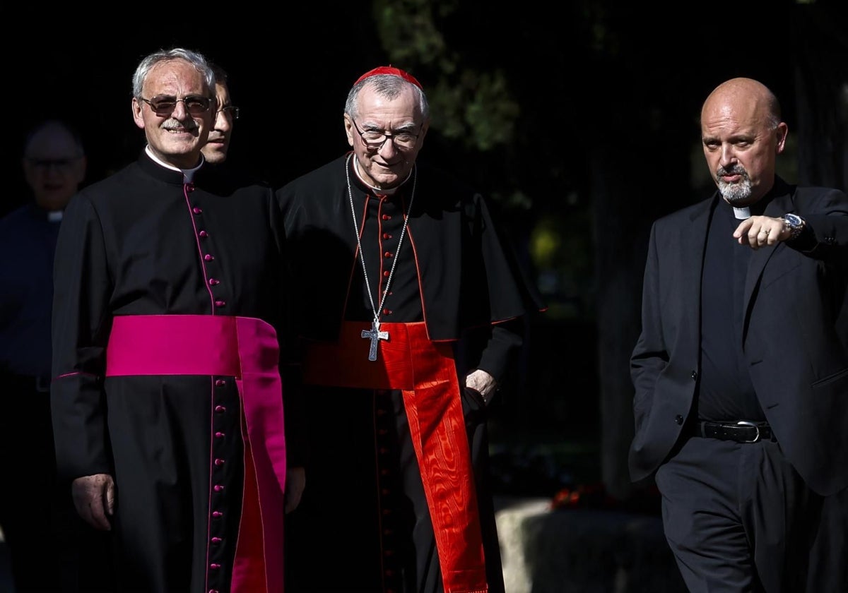 El cardenal Pietro Parolin, en el centro, en una reciente vista a las catacumbas de San Calixto en Roma