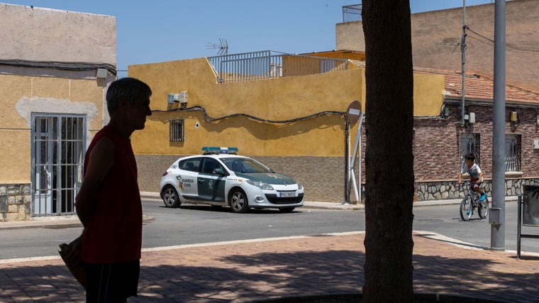 Un coche de la Guardia Civil patrulla en el barrio de San Antonio, Torre Pacheco
