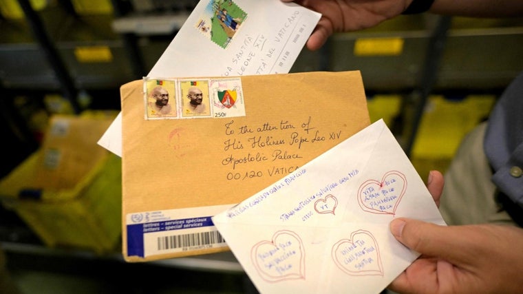 El Papa recibe cada día cartas procedentes de todo el mundo