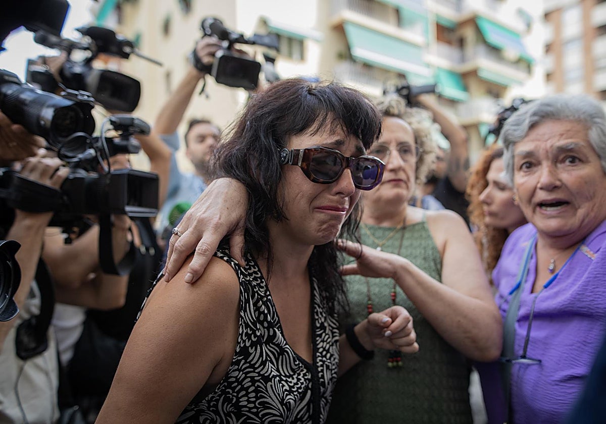 Llegada de Juana Rivas con su hijo menor al punto de encuentro familiar. A 22 de julio de 2025, en Granada