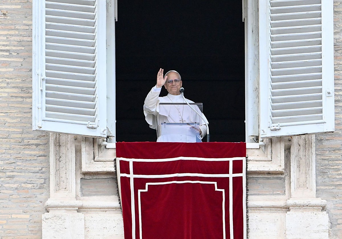 El Papa saluda este domingo durante el ángelus desde la ventana de su estudio en la plaza de San Pedro