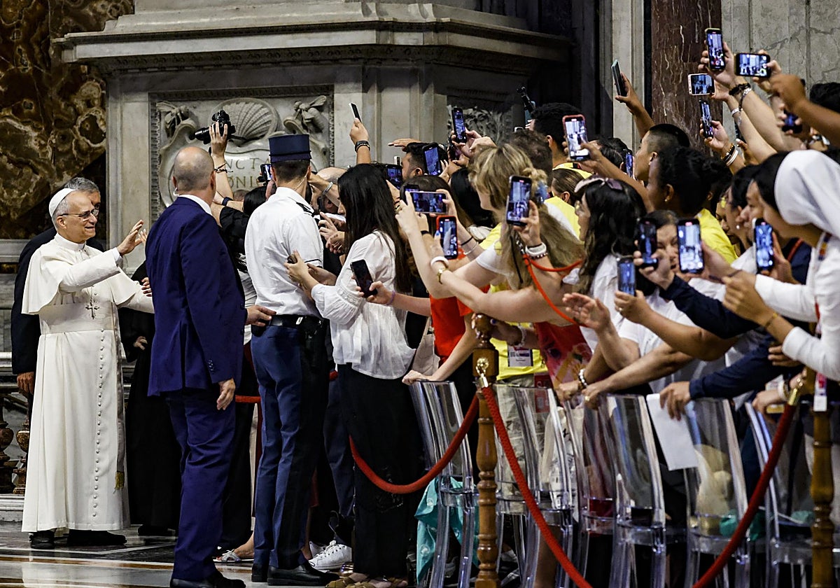 El Papa León XIV asiste a una santa misa con influencers católicos celebrando el Jubileo de la Juventud en la Ciudad del Vaticano