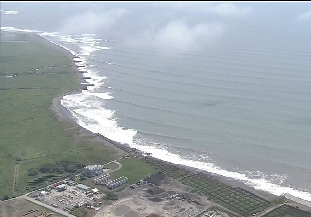 El oleaje llegado a una playa del norte de Japón a causa del oleaje
