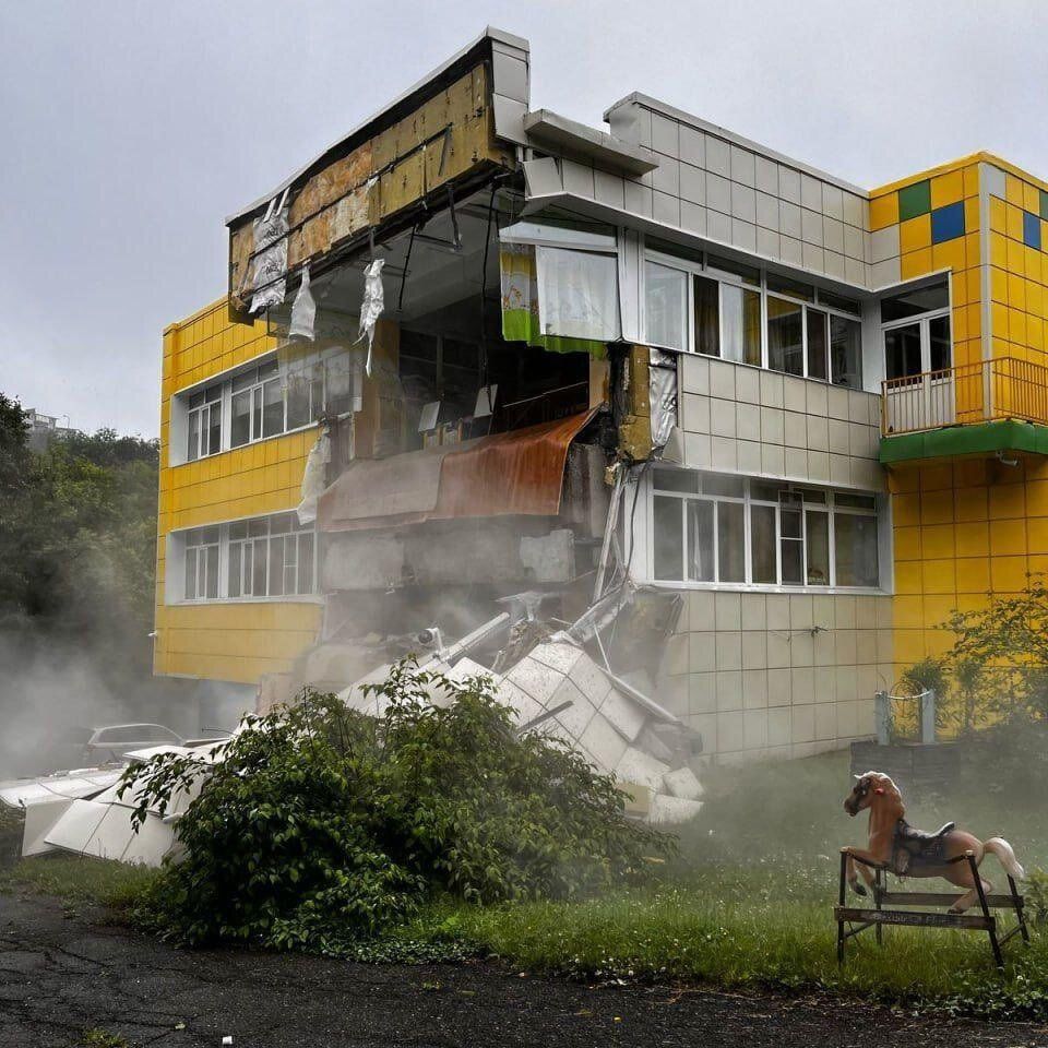 Edificio afectado por el terremoto en la región de Kamchatka, en Rusia