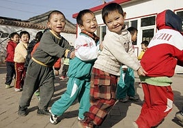 China pasa del «solo un hijo» a pagar 1.300 euros por tener el máximo posible