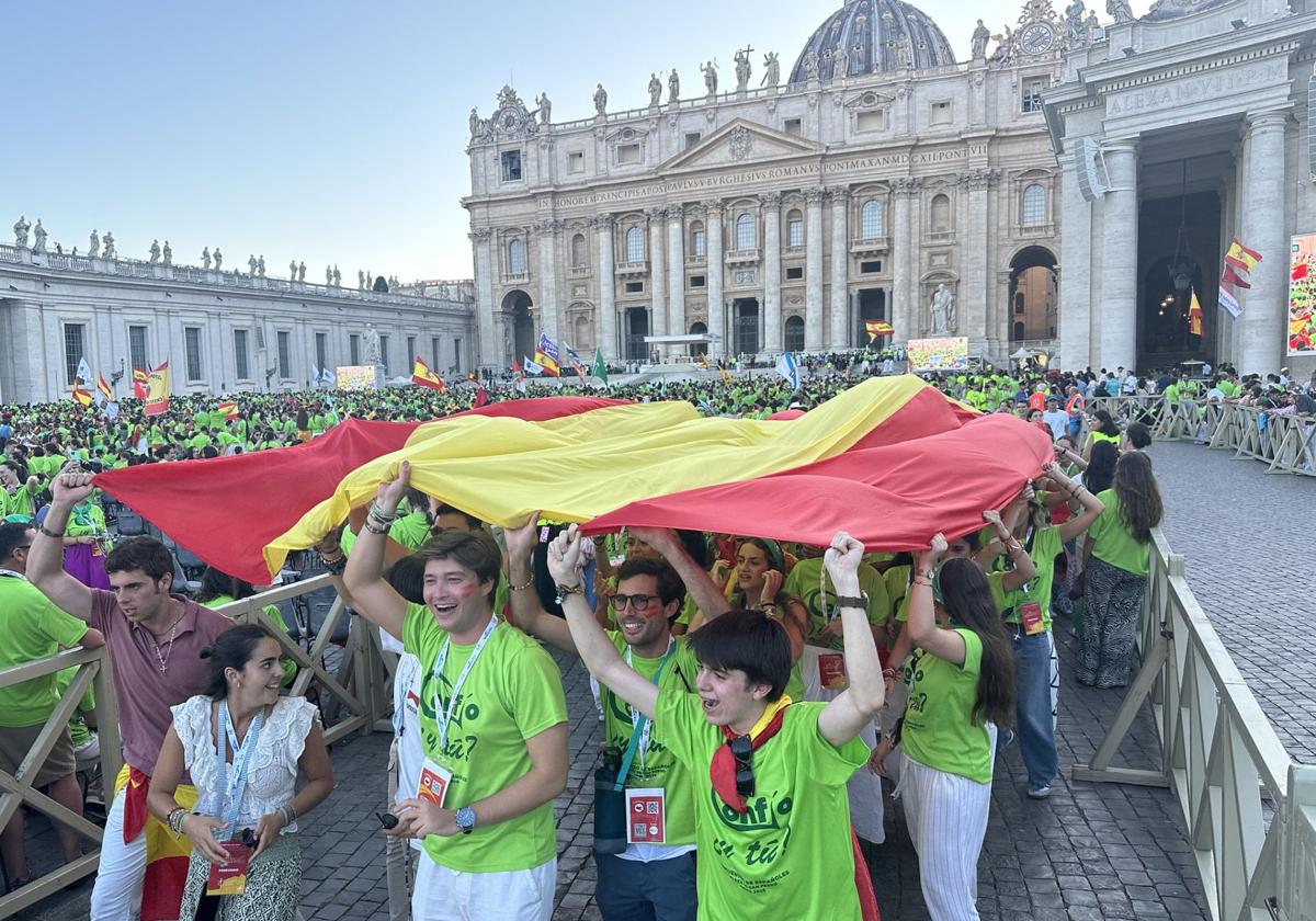 Jóvenes españoles con la bandera en el Vaticano por el Jubileo de la Juventud