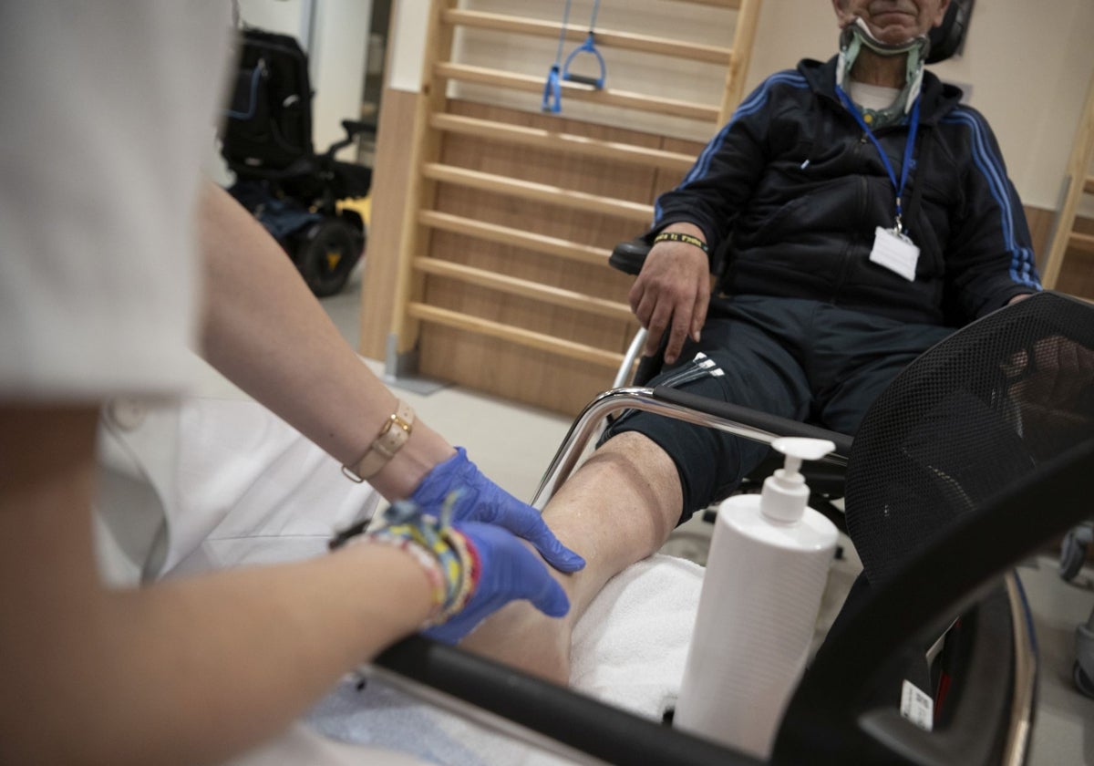 Un paciente de ELA, en el Hospital Enfermera Isabel Zendal de Madrid