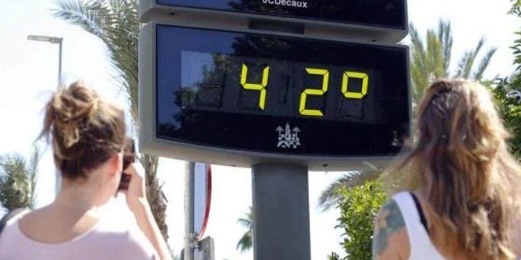 La Aemet avisa de la llegada de una ola de calor a España en las próximas horas con temperaturas superiores a los 43 grados: las zonas afectadas