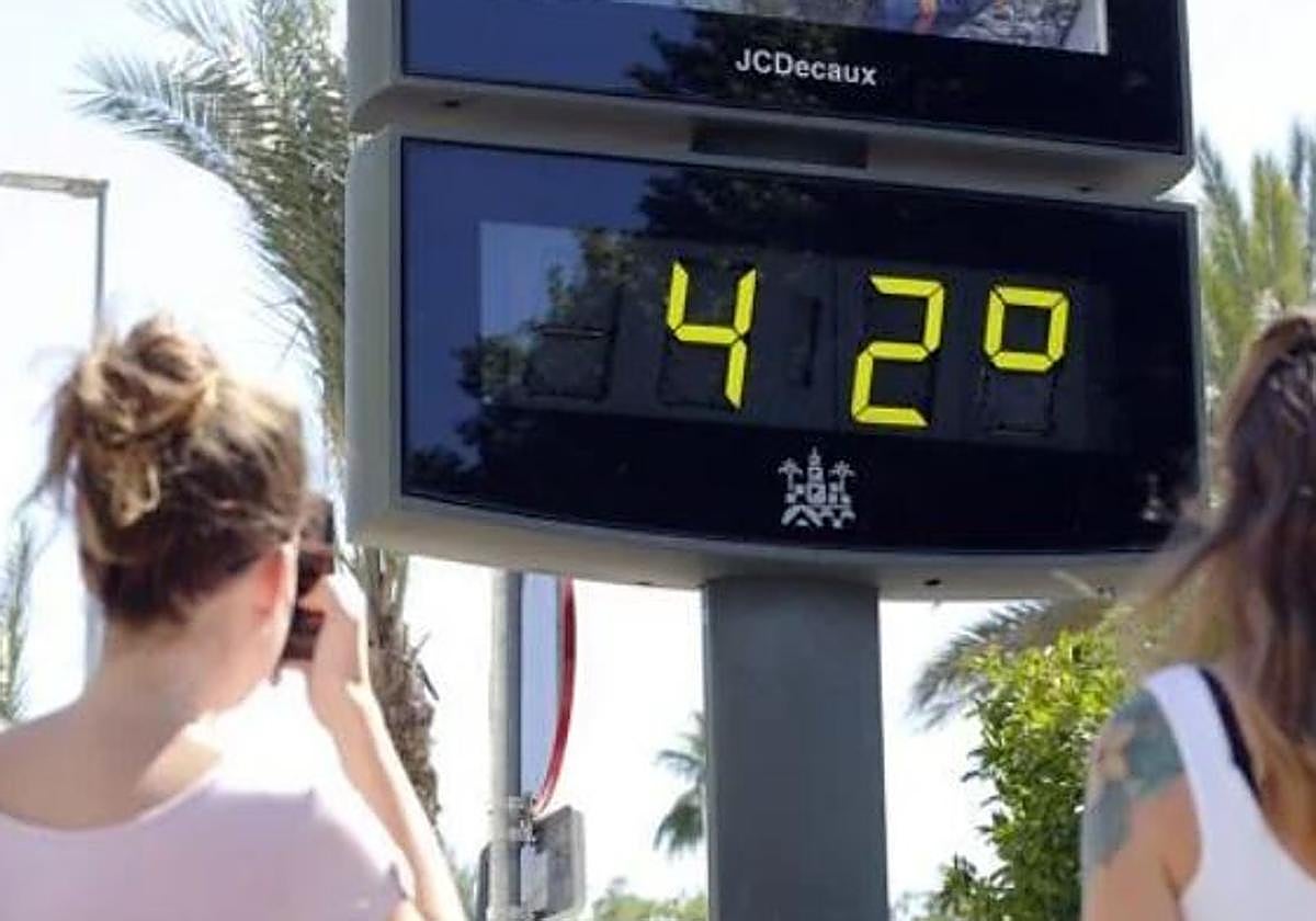 La Aemet avisa de la llegada de una ola de calor a España en las próximas horas con temperaturas superiores a los 43 grados: las zonas afectadas