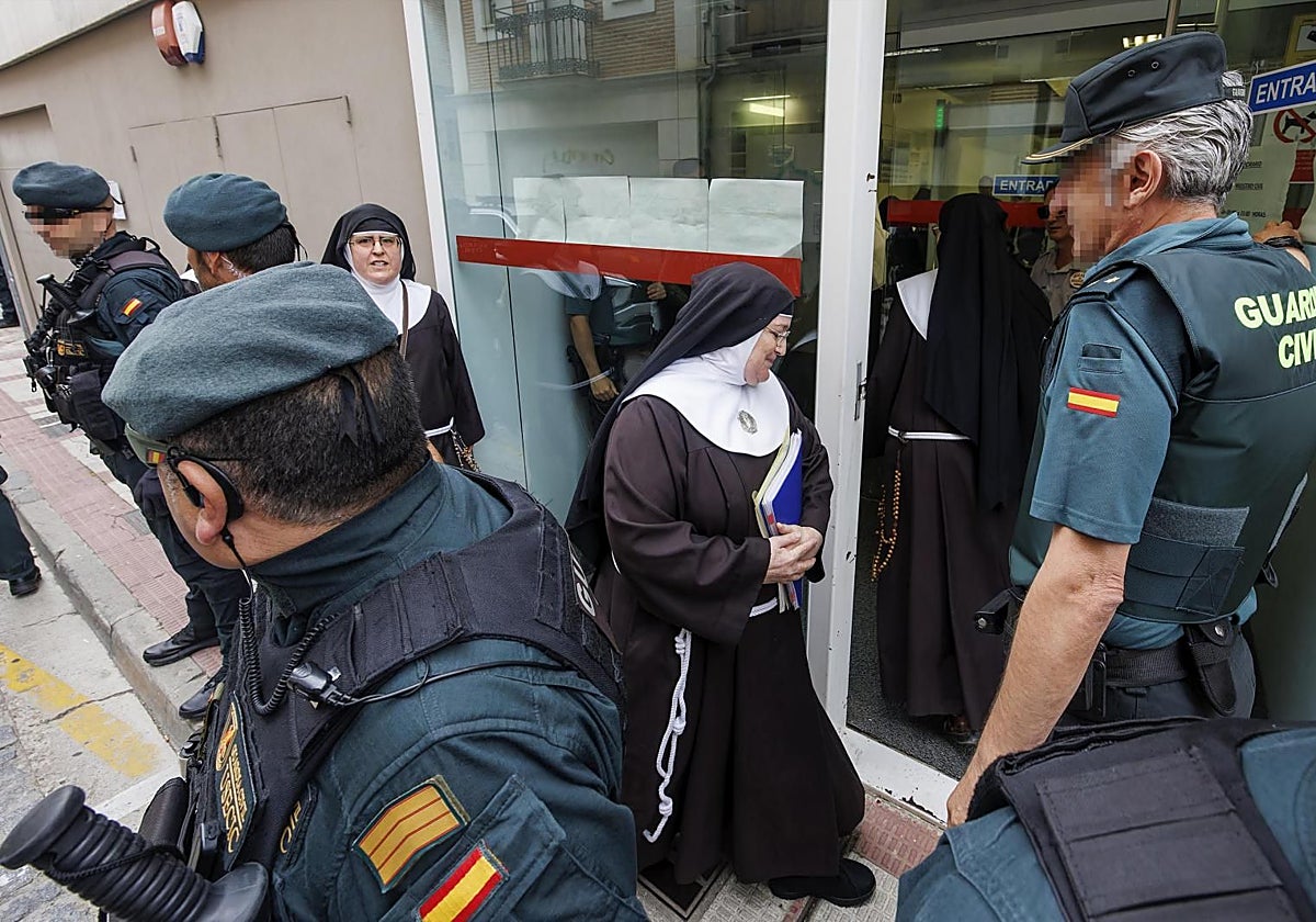 La Guardia Civil protege a las exmonjas de Belorado a la entrada del juzgado de Briviesca el pasado martes