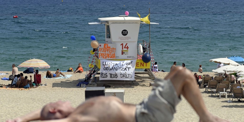 Mil euros por dormir en camping y 1.400 por salvar vidas en la playa