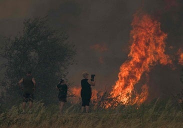 El humo del peor incendio en décadas en Francia se huele ya en el norte de Cataluña