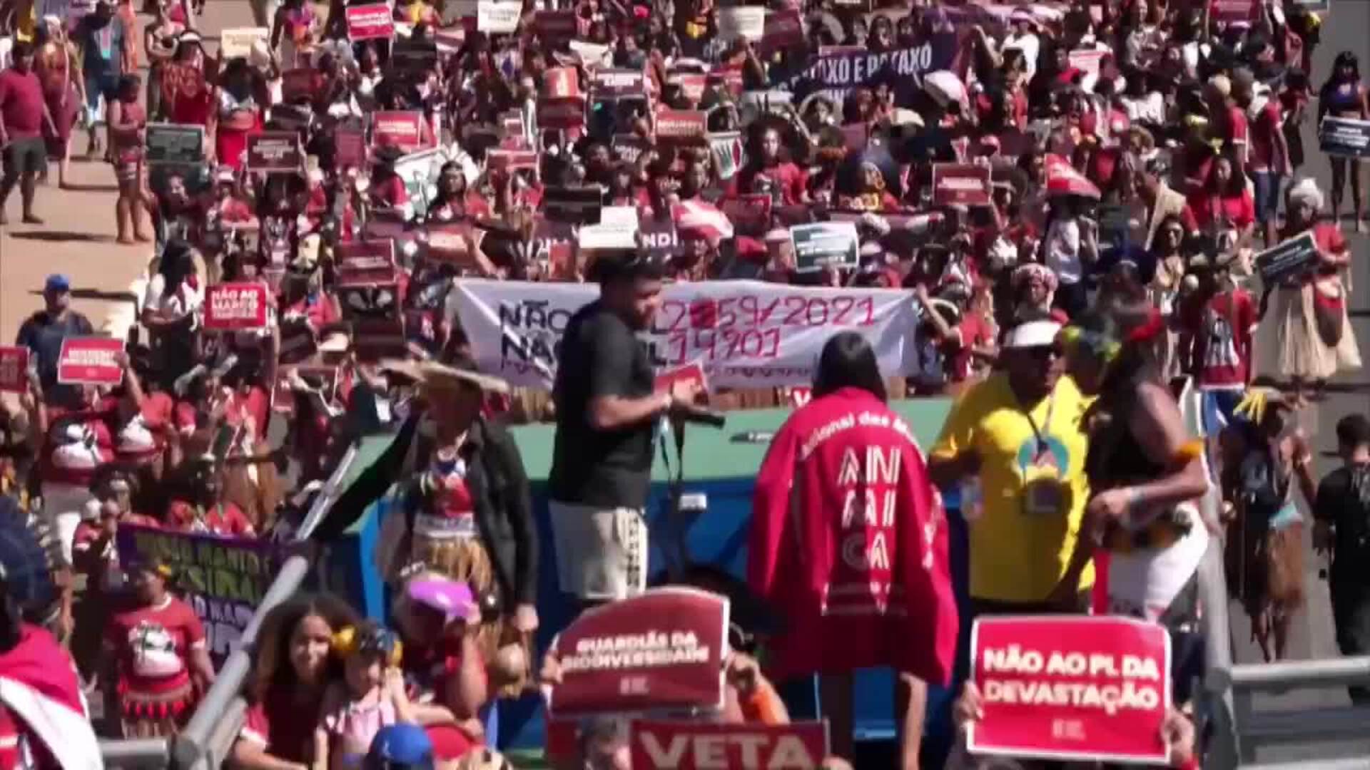 Cientos de mujeres indígenas alzan su voz en Brasilia en contra de la violencia de género