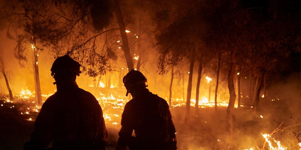 Continúan las labores de extinción del incendio de Carcastillo en Navarra
