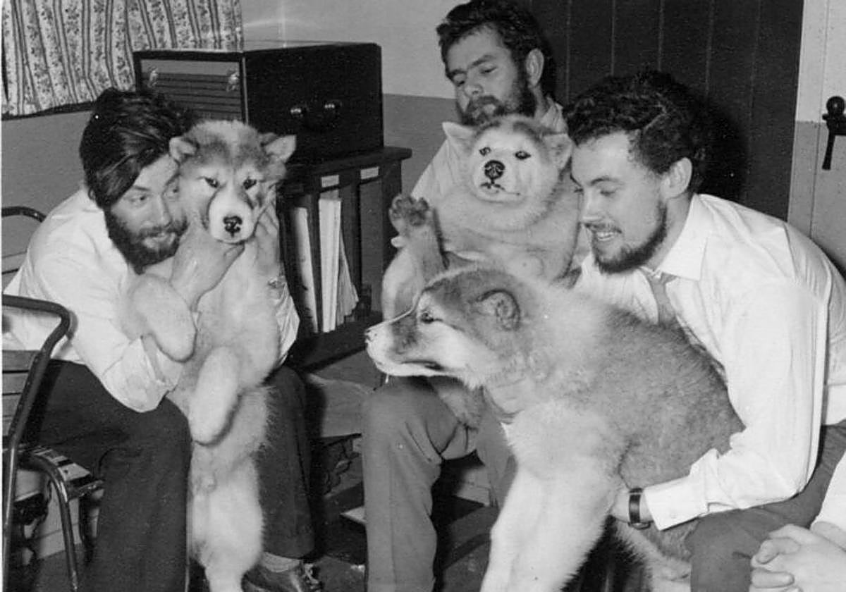 En la imagen, Dennis Bell (izquierda) junto a sus compañeros.