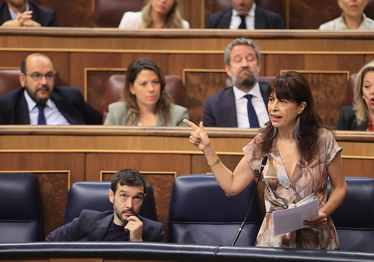 La ministra de Igualdad, Ana Redondo, en un Pleno de sesión de control al gobierno en el Congreso