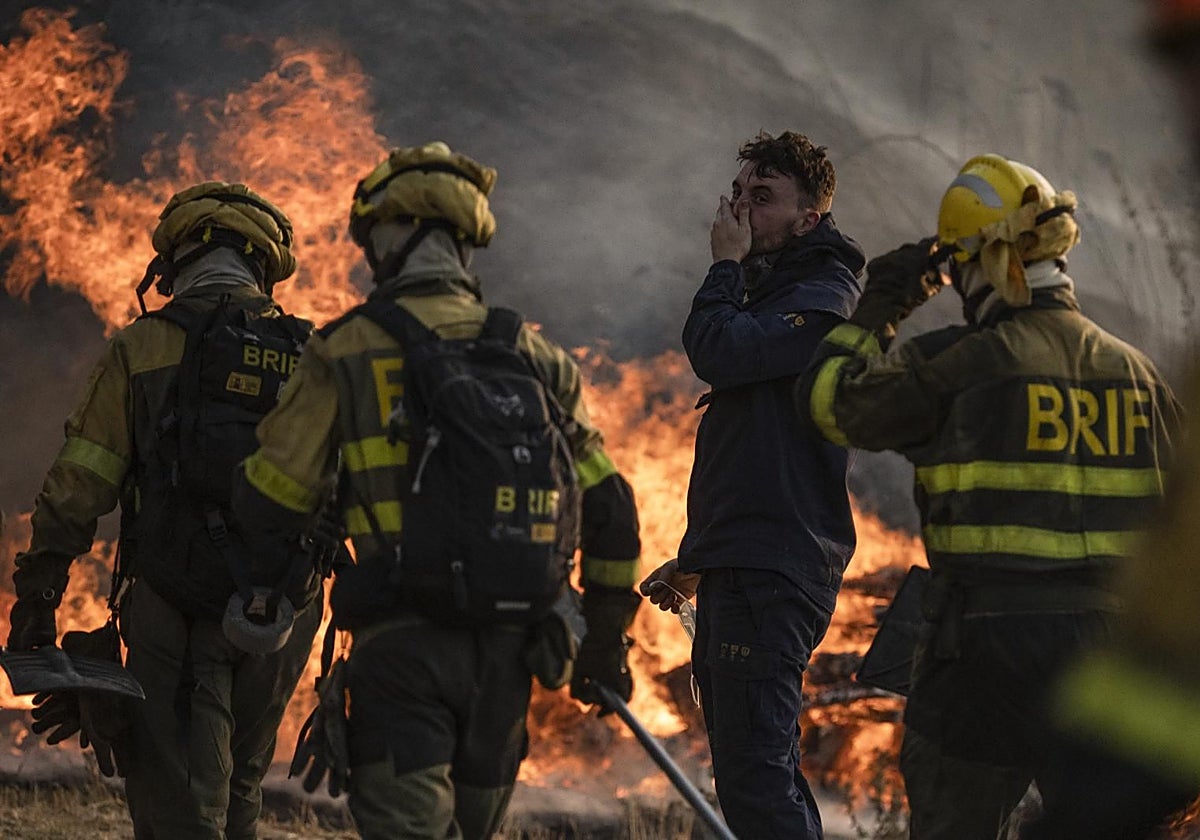 Bomberos durante las labores de extinción del incendio de Monterrei (Orense)