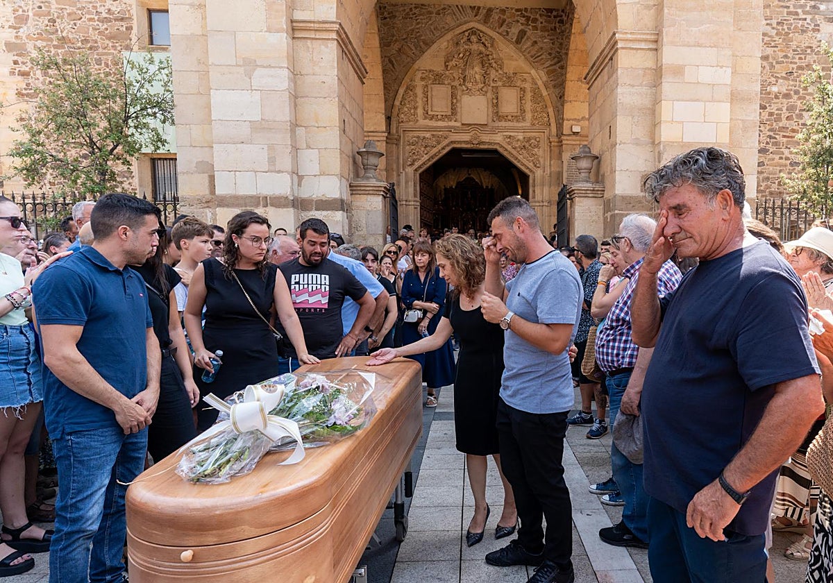 Entierro en La Bañeza de Abel Ramos, el voluntario de 35 años que perdió la vida en el incendio para salvar su pueblo