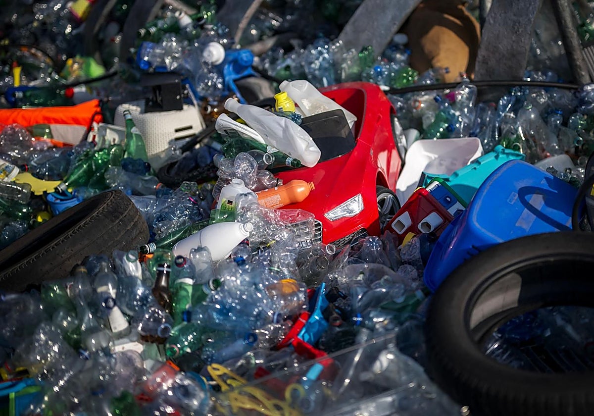 Escultura de plásticos hecha por Benjamin Von Wong frente a la ONU en Ginebra