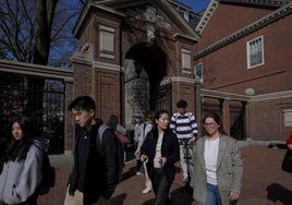 Un grupo de estudiantes a las puertas del campus de la Universidad de Harvard, en Cambridge, Massachusetts, Estados Unidos.