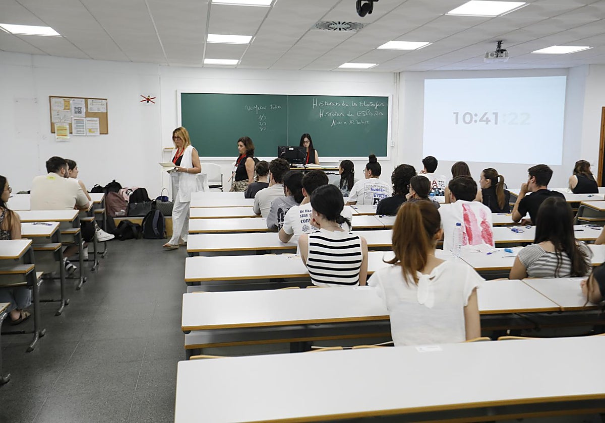 Inicio de la Prueba de Evaluación de Bachillerato para el Acceso y Admisión a la Universidad (PEvAU), en la convocatoria extraordinaria, en la Universidad de Sevilla