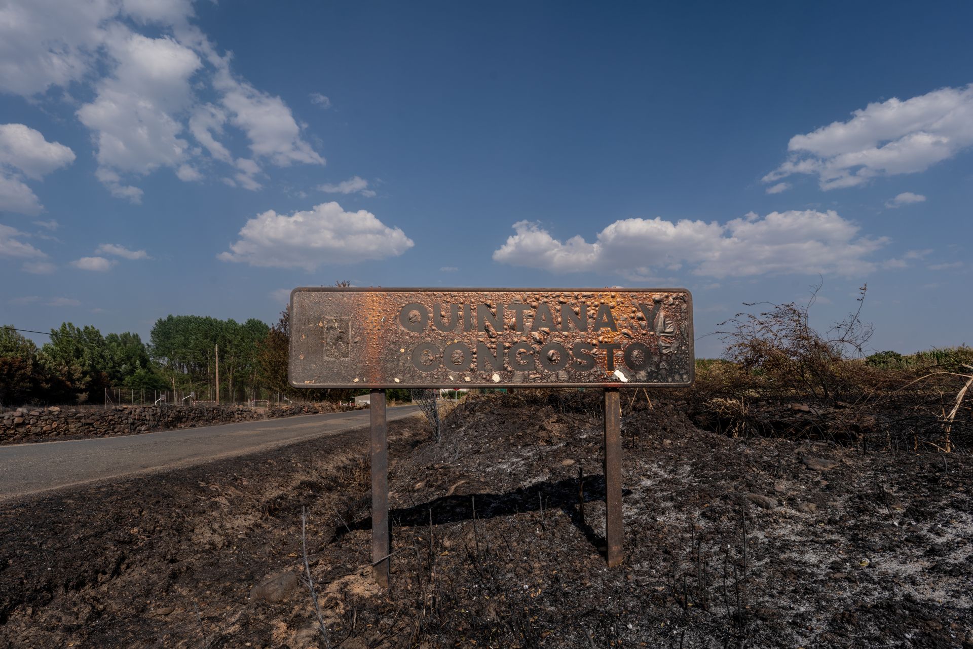 Las llamas afectaron también al letrero de Quintana y Congosto